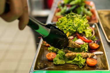 Taze domates sebze salata Izgara tavuk göğsü fileto. mutfakta aşçı tarafından yapılan kavramı sağlıklı gıda