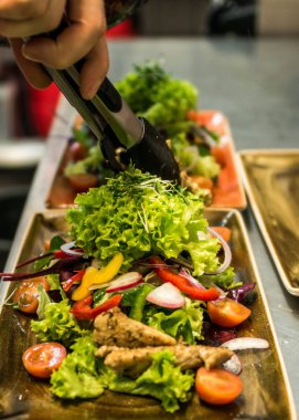 Taze domates sebze salata Izgara tavuk göğsü fileto. mutfakta aşçı tarafından yapılan kavramı sağlıklı gıda