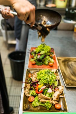 Taze domates sebze salata Izgara tavuk göğsü fileto. mutfakta aşçı tarafından yapılan kavramı sağlıklı gıda