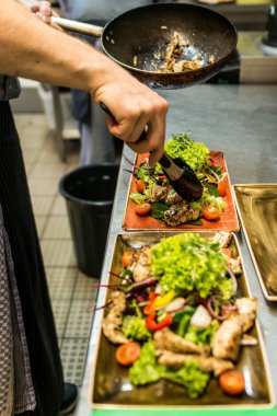 Taze domates sebze salata Izgara tavuk göğsü fileto. mutfakta aşçı tarafından yapılan kavramı sağlıklı gıda