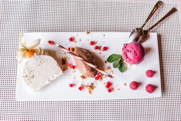 kahverengi mousse au çikolata tatlı tatlı ve dekorasyon beyaz tabak arka plan üzerinde parça