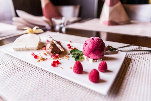 kahverengi mousse au çikolata tatlı tatlı ve dekorasyon beyaz tabak arka plan üzerinde parça