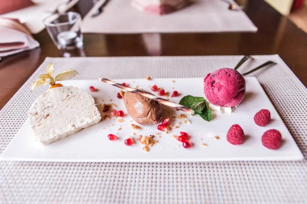 kahverengi mousse au çikolata tatlı tatlı ve dekorasyon beyaz tabak arka plan üzerinde parça