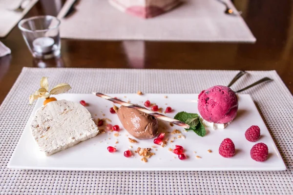 kahverengi mousse au çikolata tatlı tatlı ve dekorasyon beyaz tabak arka plan üzerinde parça