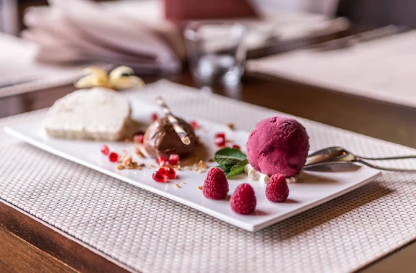 kahverengi mousse au çikolata tatlı tatlı ve dekorasyon beyaz tabak arka plan üzerinde parça