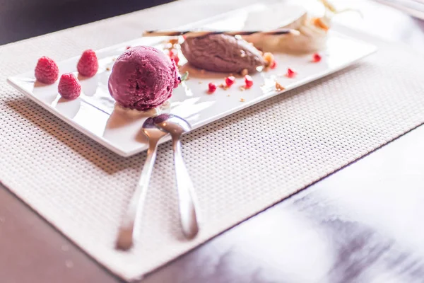 kahverengi mousse au çikolata tatlı tatlı ve dekorasyon beyaz tabak arka plan üzerinde parça