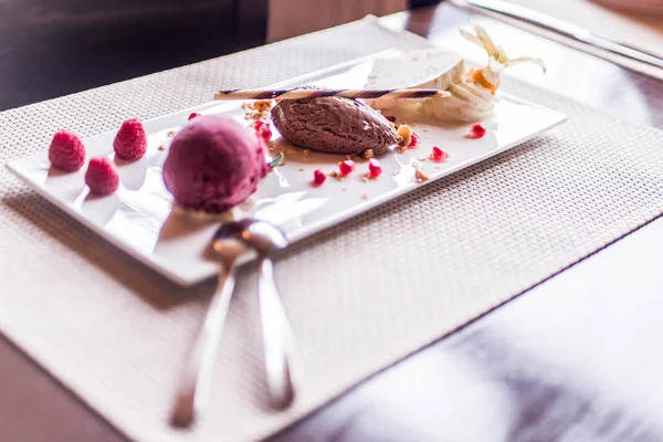 kahverengi mousse au çikolata tatlı tatlı ve dekorasyon beyaz tabak arka plan üzerinde parça