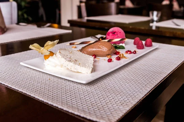 kahverengi mousse au çikolata tatlı tatlı ve dekorasyon beyaz tabak arka plan üzerinde parça