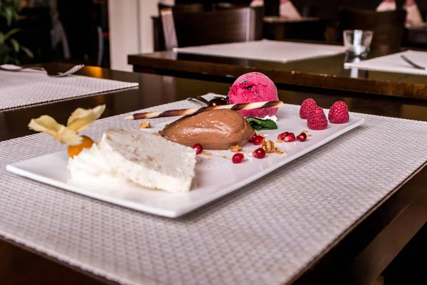 kahverengi mousse au çikolata tatlı tatlı ve dekorasyon beyaz tabak arka plan üzerinde parça