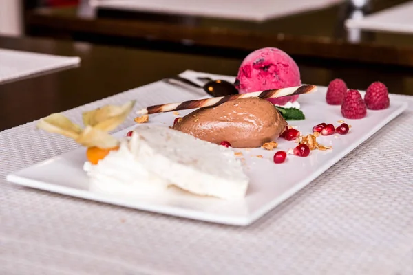 kahverengi mousse au çikolata tatlı tatlı ve dekorasyon beyaz tabak arka plan üzerinde parça