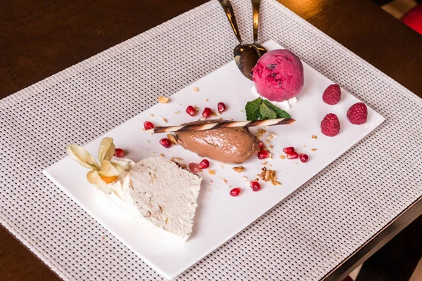 kahverengi mousse au çikolata tatlı tatlı ve dekorasyon beyaz tabak arka plan üzerinde parça