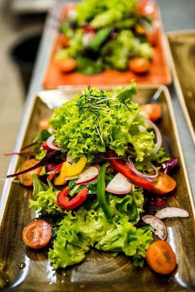 Taze domates sebze salata Izgara tavuk göğsü fileto. mutfakta aşçı tarafından yapılan kavramı sağlıklı gıda