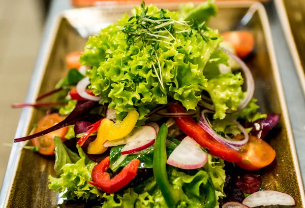 Taze domates sebze salata Izgara tavuk göğsü fileto. mutfakta aşçı tarafından yapılan kavramı sağlıklı gıda