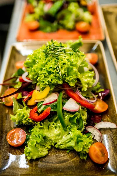 Taze domates sebze salata Izgara tavuk göğsü fileto. mutfakta aşçı tarafından yapılan kavramı sağlıklı gıda