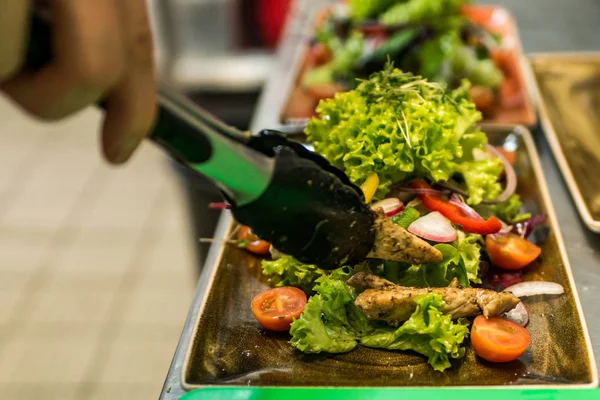 Taze domates sebze salata Izgara tavuk göğsü fileto. mutfakta aşçı tarafından yapılan kavramı sağlıklı gıda