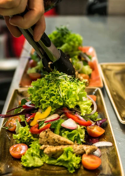 Taze domates sebze salata Izgara tavuk göğsü fileto. mutfakta aşçı tarafından yapılan kavramı sağlıklı gıda