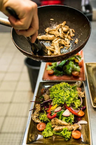 Taze domates sebze salata Izgara tavuk göğsü fileto. mutfakta aşçı tarafından yapılan kavramı sağlıklı gıda