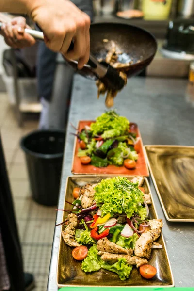 Taze domates sebze salata Izgara tavuk göğsü fileto. mutfakta aşçı tarafından yapılan kavramı sağlıklı gıda