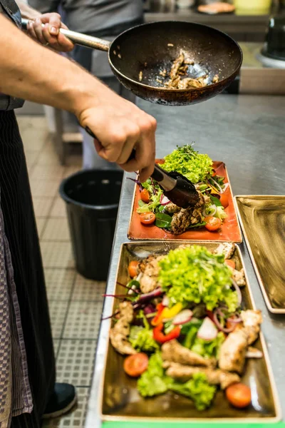 Taze domates sebze salata Izgara tavuk göğsü fileto. mutfakta aşçı tarafından yapılan kavramı sağlıklı gıda