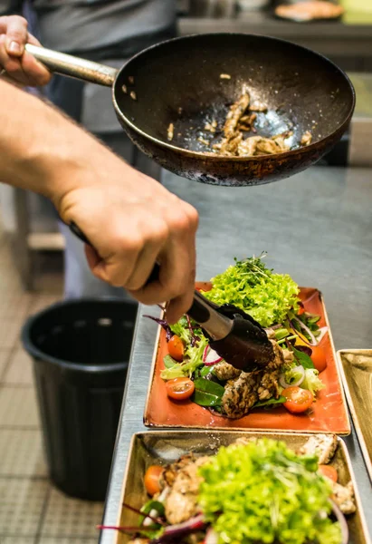 Taze domates sebze salata Izgara tavuk göğsü fileto. mutfakta aşçı tarafından yapılan kavramı sağlıklı gıda