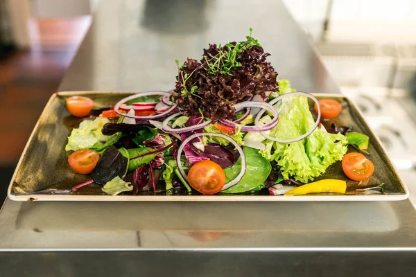 Taze domates sebze salata Izgara tavuk göğsü fileto. mutfakta aşçı tarafından yapılan kavramı sağlıklı gıda