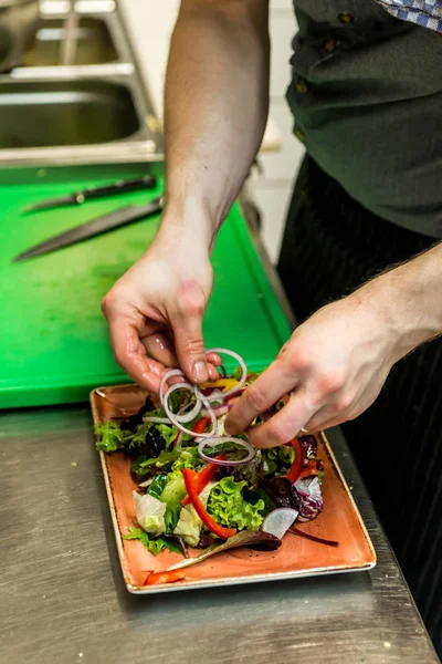 Taze domates sebze salata Izgara tavuk göğsü fileto. mutfakta aşçı tarafından yapılan kavramı sağlıklı gıda