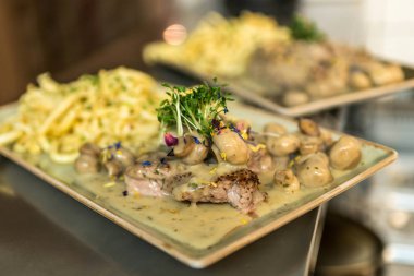 Tavuk eti, petrol mantar kuşkonmaz ve peynirli gnocchi pişmiş biftek Almanca