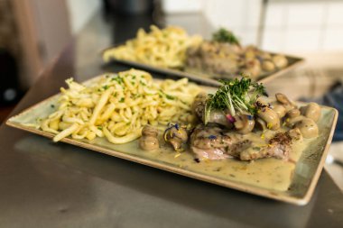 Tavuk eti, petrol mantar kuşkonmaz ve peynirli gnocchi pişmiş biftek Almanca