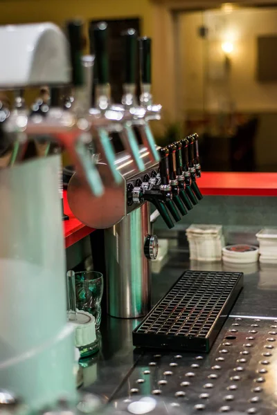 Close up rascunho de cerveja e limonada dispensando torre de bar restaurante — Fotografia de Stock