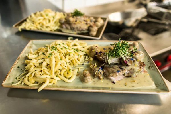 Tavuk eti, petrol mantar kuşkonmaz ve peynirli gnocchi pişmiş biftek Almanca