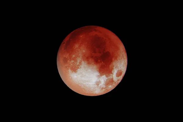 Blood Moon 2018 tmavě černé obloze izolované closeup 3 — Stock fotografie