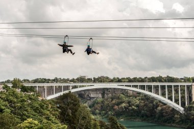 Niagra Falls Kanada 06.09.2017 kullananların Zipline cazibe aşırı ziplining üzerinde şelaleler