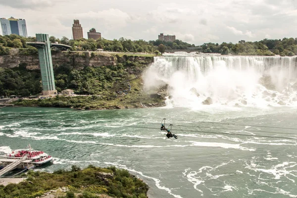 Πτώσεις Niagra Καναδά 06.09.2017 άτομα που χρησιμοποιούν την εναέρια τροχαλία και το ακραίο Zipline έλξης πάνω από τους καταρράκτες — Φωτογραφία Αρχείου