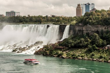 Niagra, Ontario Kanada 06.09.2017 turistler, Niagara Şelalesi ABD sis tekne hizmetçi gemiye