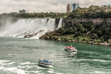 Niagra, Ontario Kanada 06.09.2017 turistler, Niagara Şelalesi ABD sis tekne hizmetçi gemiye