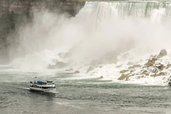 NIAGRA, ONTARIO Canada 06.09.2017 Tourists aboard the Maid of the Mist boat at the Niagara Falls USA — Stock Photo, Image