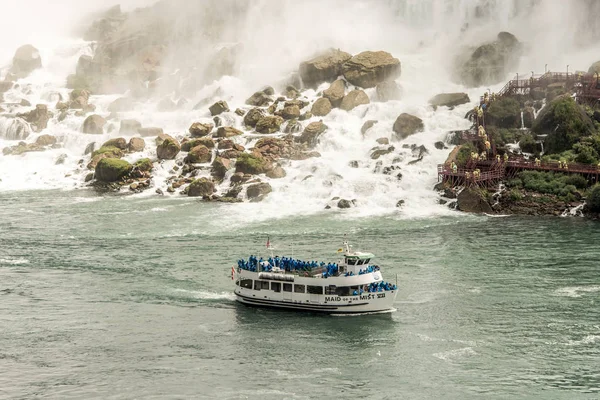 Niagra, Οντάριο στον Καναδά 06.09.2017 τουρίστες στο πλοίο την καθαριότητα του Mist βάρκα σε Καταρράκτες του Νιαγάρα ΗΠΑ — Φωτογραφία Αρχείου