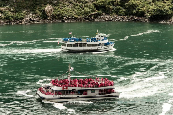 Niagra, ontario canada 06.09.2017 touristen an Bord des nebelbootes an den niagarafällen usa — Stockfoto
