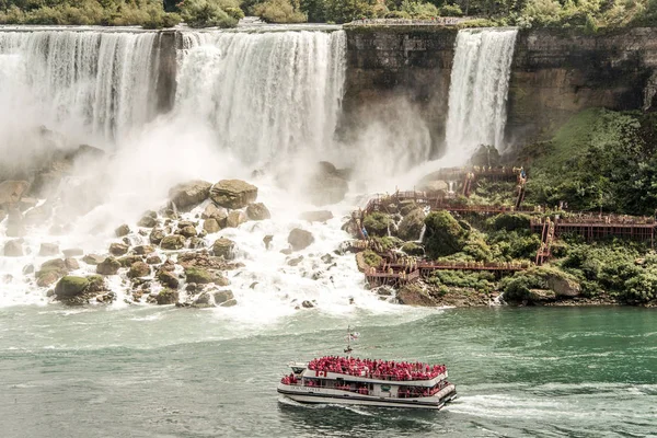 Niagra, Οντάριο στον Καναδά 06.09.2017 τουρίστες στο πλοίο την καθαριότητα του Mist βάρκα σε Καταρράκτες του Νιαγάρα ΗΠΑ — Φωτογραφία Αρχείου