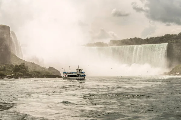 Niagra, Ontario Kanada 06.09.2017 turisty na palubě Maid of the Mist loď v Usa Niagarské vodopády — Stock fotografie