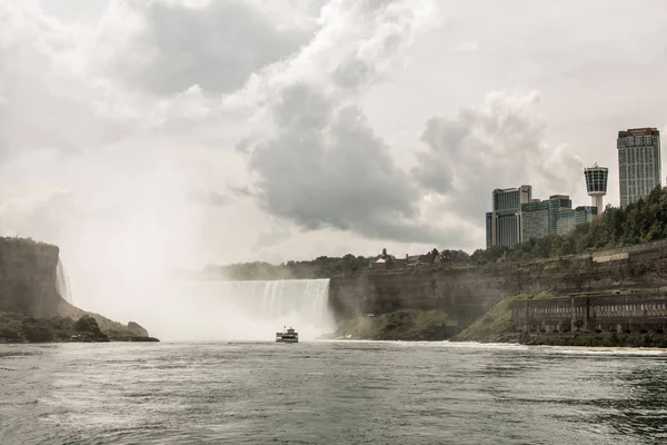 NIAGRA, ONTARIO Canada 06.09.2017 Tourists aboard the Maid of the Mist boat at the Niagara Falls USA — Stock Photo, Image