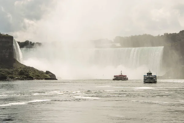 NIAGRA, ONTARIO Canada 06.09.2017 Tourists aboard the Maid of the Mist boat at the Niagara Falls USA — Stock Photo, Image