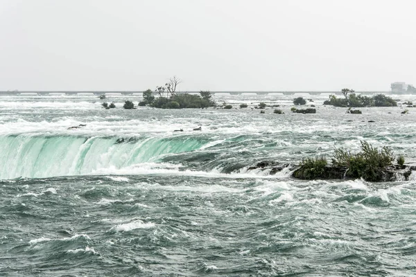 Neuvěřitelný pohled na Niagarské vodopády, Ontario Kanada ukazující, jak obrovské jsou — Stock fotografie