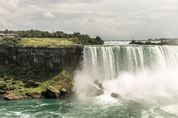 Incredible View on the Niagara Falls in Ontario Canada showing how huge they are — Stock Photo, Image