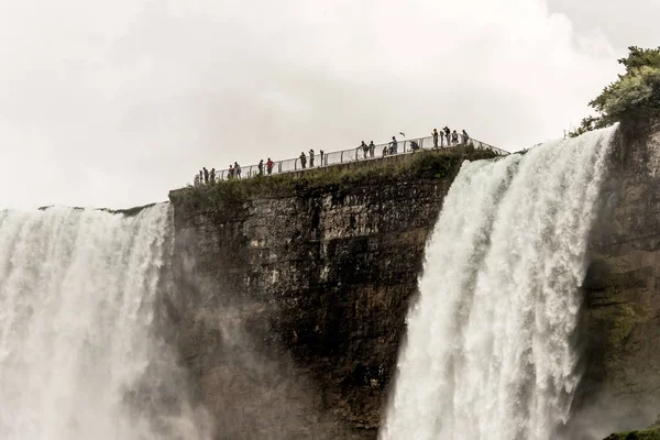 Neuvěřitelný pohled na Niagarské vodopády, Ontario Kanada ukazující, jak obrovské jsou — Stock fotografie