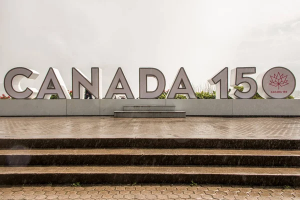 NIAGRA, ONTARIO Canada 06.09.2017 sign constructed at niagra Falls Canadas 150th anniversary of Confederation in 2017 — Stock Photo, Image