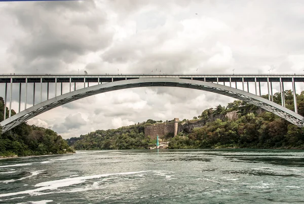 Panorámás kilátás a szivárvány híd közelében Niagara Falls határ amerikai Kanadába — Stock Fotó