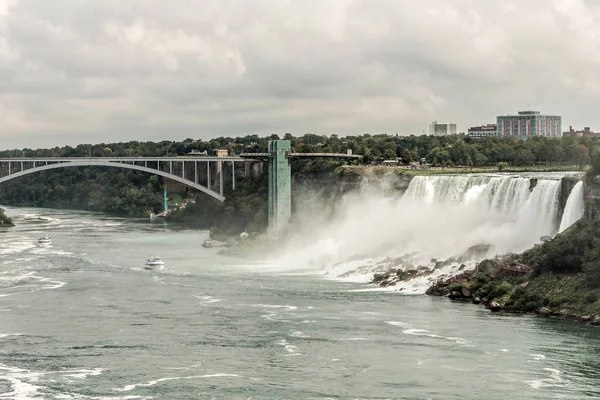 Πτώσεις Niagra Καναδά 06.09.2017 πανοραμική θέα της γέφυρας ουράνιου τόξου κοντά σε Καταρράκτες του Νιαγάρα στα σύνορα Αμερικής στον Καναδά — Φωτογραφία Αρχείου