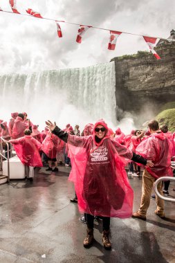 Ünlü Falls tekne tur deneyim Niagra Falls Kanada 06.09.2017 kişidir Kuzey Amerika en eski şelaleler
