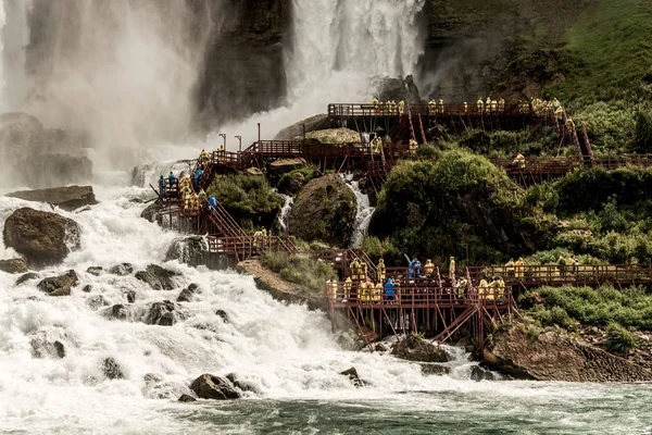 Πτώσεις Niagra Καναδά 06.09.2017 προβολή από το αμερικανικό τμήμα της καταρράκτες Horseshoe με ξύλινα μονοπάτια επισκέπτες — Φωτογραφία Αρχείου